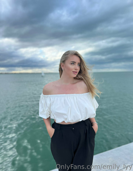 アナルパウグオンリーファンズ ヌード ギャラリー