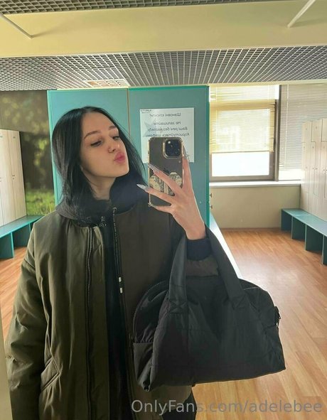 adelebee アート女優 ギャラリー