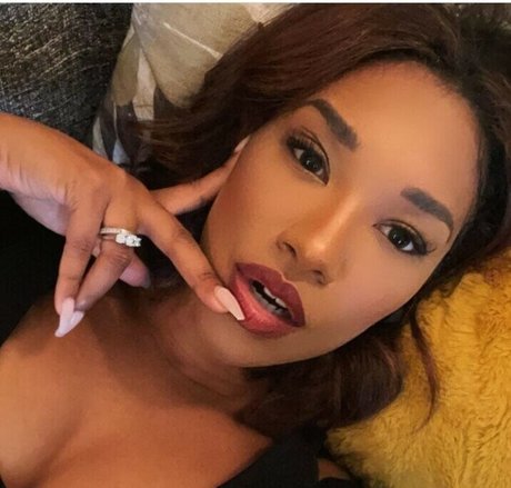 Candice Patton 美しいポルノスター ギャラリー