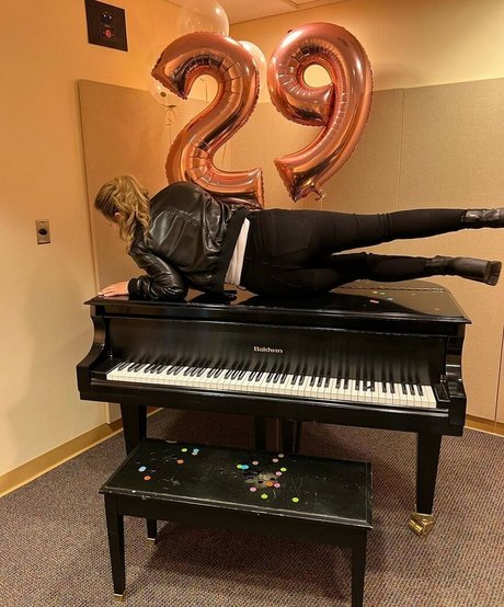 Taylor Tomlinson ポルノモデル 写真