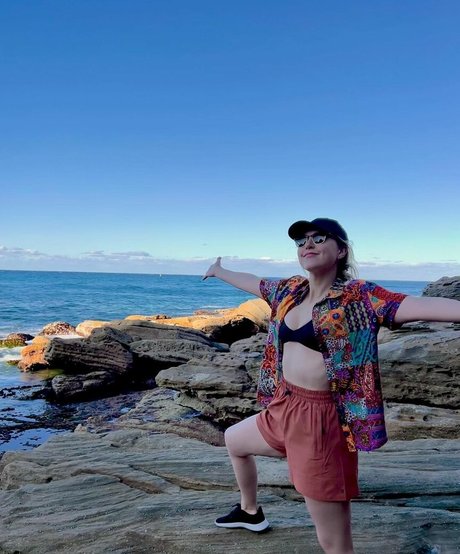 Taylor Tomlinson セクシーなスター 画像