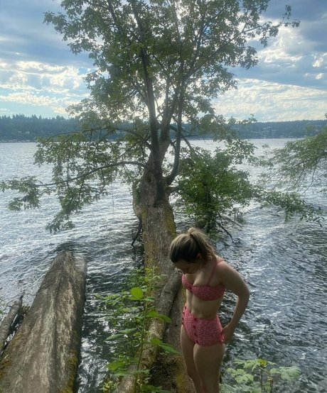 Taylor Tomlinson トップモデル 画像