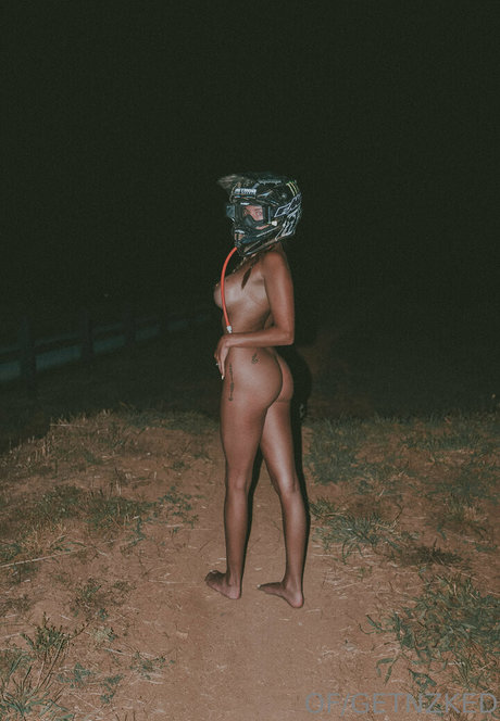 Mckenzi Mason ヌードモデル 写真