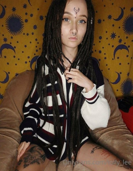 小人エボニーOnlyFans セクシー裸 画像