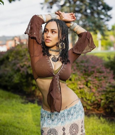 Aaliyeezy アダルトスター 写真