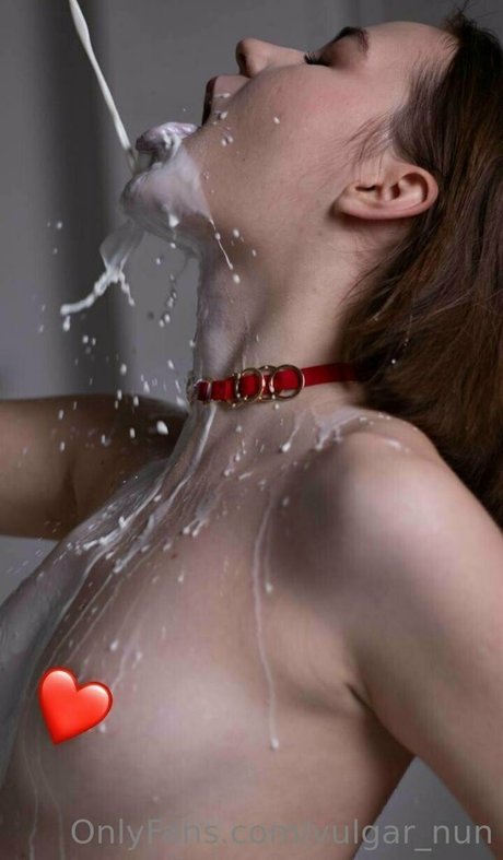 vulgar nun ポルノスター ヌード 写真