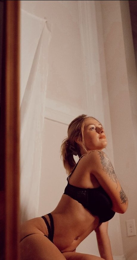 loveelivv 美しいモデル 写真