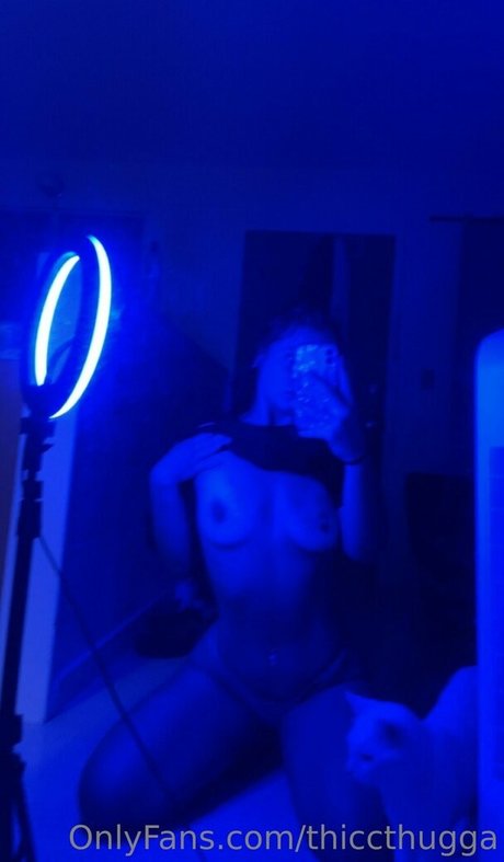 Thiccthugga エロティックなスター 写真