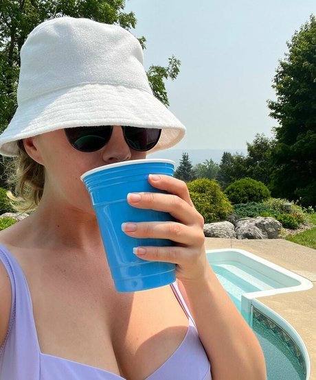 Adventures And Naps ポルノ女優 写真