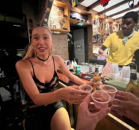 Alexis Ren ヌードモデル 画像