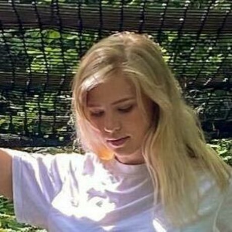 小柄なブロンドの熟女OnlyFans アート裸 写真