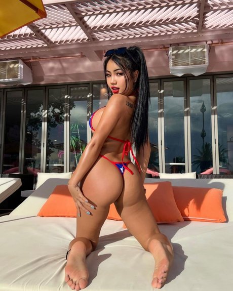 Praew Phatcharin 裸モデル 写真