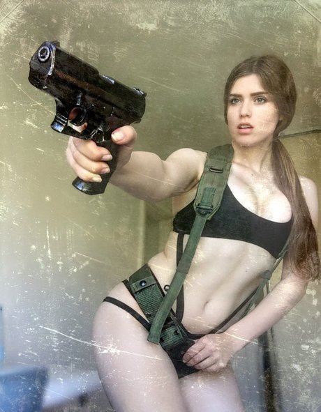 Adeline Frost スター 裸 画像