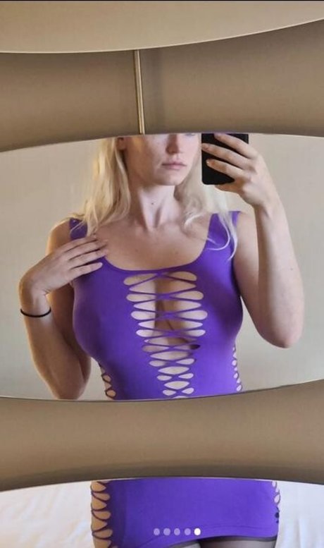 金髪の小柄なOnlyFans ホットセクシー 写真