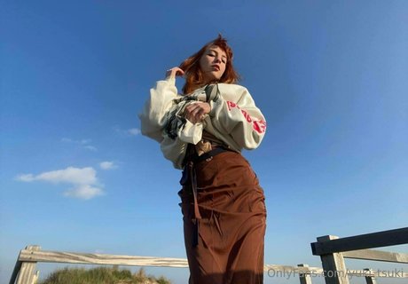 ビンボオンリーファンズ セクシー裸 写真