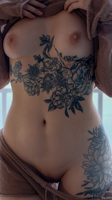 es lain ヌードスター 写真