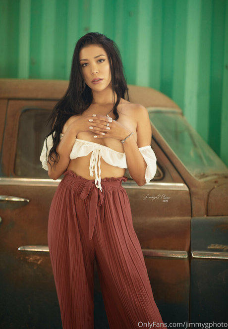 ブロンドオンリーファン アダルト 写真