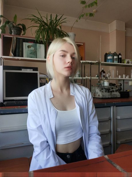 18歳のOnlyFans アート裸 画像