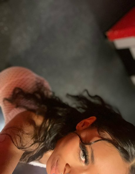 ルビーオンリーファン エロチック 写真