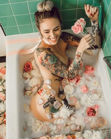 客室乗務員 OnlyFans アートヌード ギャラリー