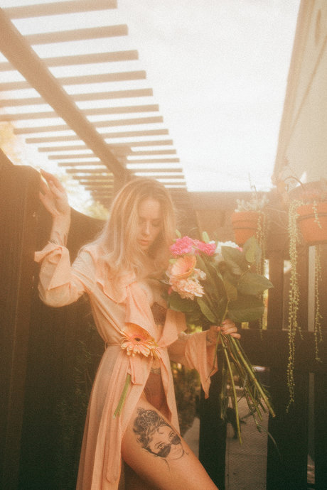 屈み込むおまんこOnlyFans トップ 画像