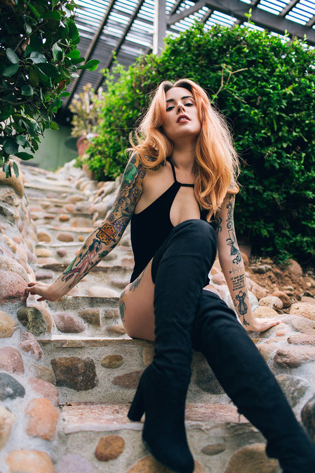 小人エボニーOnlyFans セクシー 画像