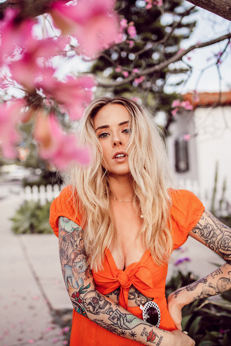 ブルネットの教師OnlyFans アートヌード 写真