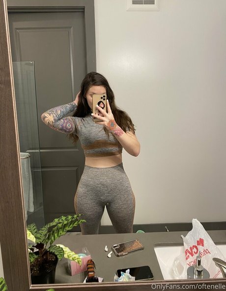 公共の場での猫のOnlyFans ヌード 画像