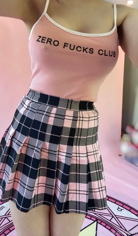 痩せた金髪の熟女OnlyFans ポルノ 画像