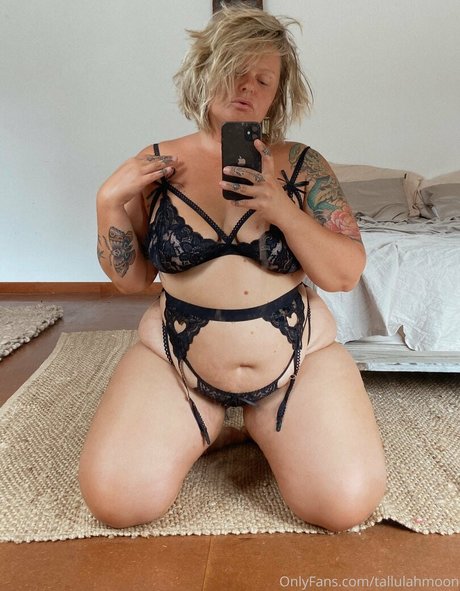 Tallulah Moon_ 美しいモデル ギャラリー