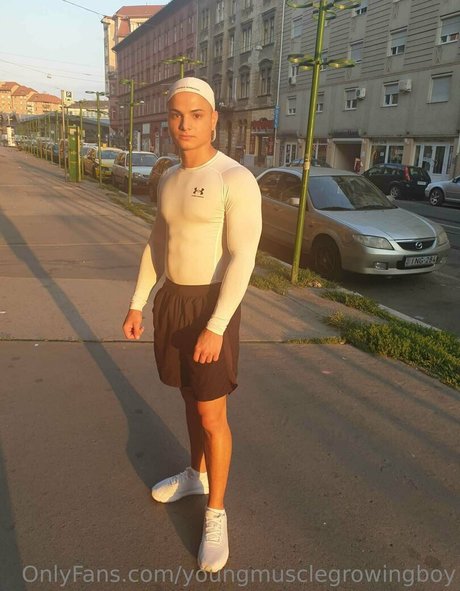 youngmusclegrowingboy セクシーなスター 写真