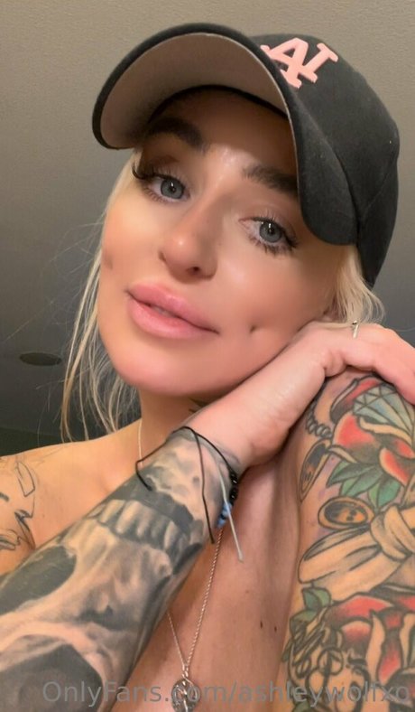 小柄なブロンドの熟女OnlyFans 美しいヌード 画像