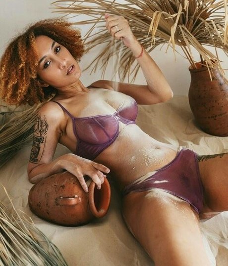 Stakis Laus ポルノスター ヌード 写真