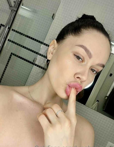 黒檀のシャワー OnlyFans ポルノ 画像