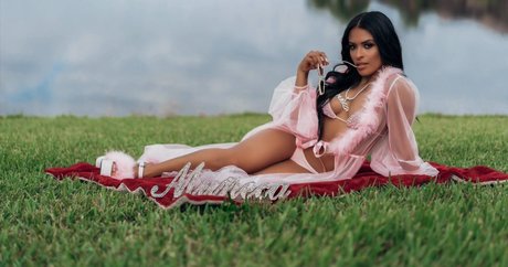 Zelina Vega セクシー女優 画像