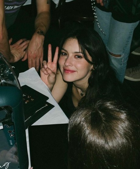 Gracie Abrams ポルノ女優 ギャラリー