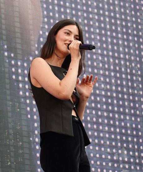 Gracie Abrams アダルト女優 ギャラリー