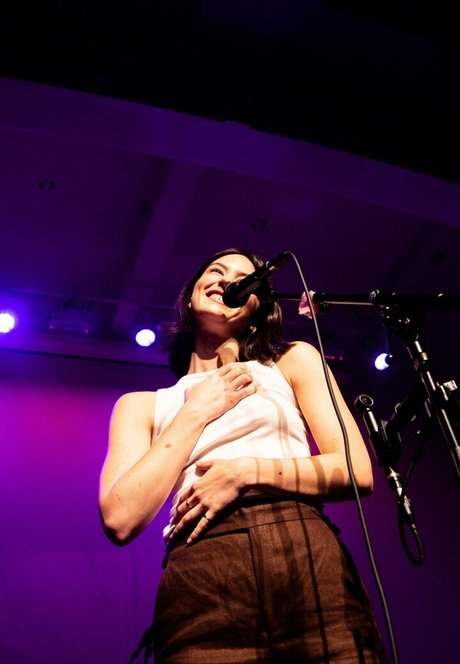 Gracie Abrams ヌードのポルノスター 写真