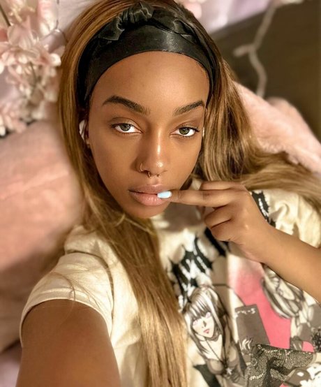 アナルパウグオンリーファンズ 美しいヌード アーカイブ