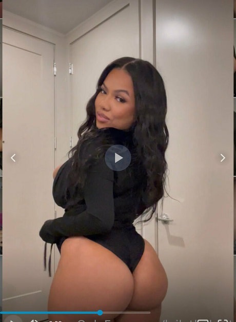 フィンドムオンリーファンズ エロチック 写真