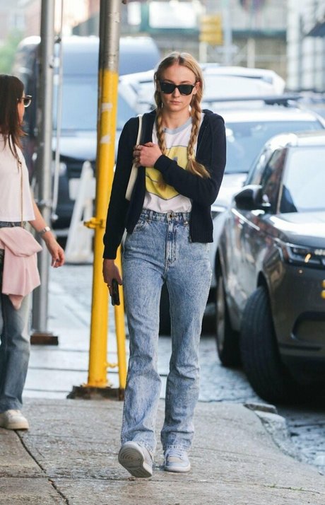 Sophie Turner 裸モデル ギャラリー