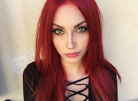 Mona Schon 裸のスター ギャラリー