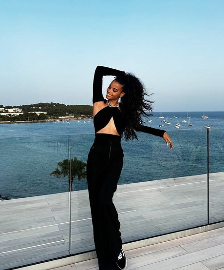 Ella Balinska ポルノスター アーカイブ