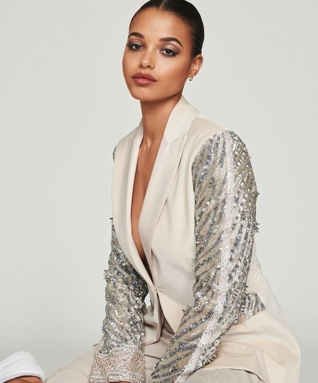 Ella Balinska ヌードモデル 写真