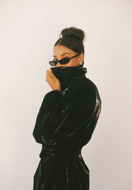 Ella Balinska 完璧なスター 写真