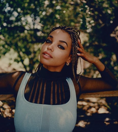 Ella Balinska XXXモデル 写真