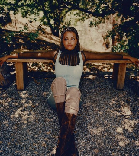 Ella Balinska XXXモデル 画像