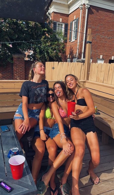 Katie Gilmore セクシーなスター ギャラリー