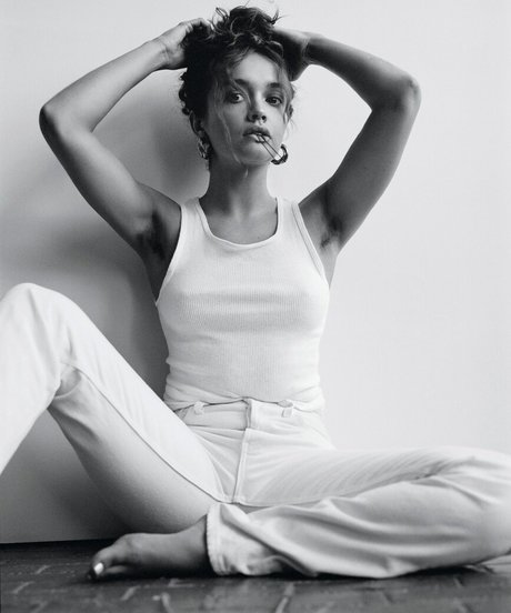 Olivia Cooke ヌードのポルノスター 写真