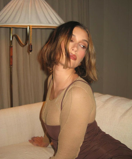 Hailey Baldwin Bieber ヌードスター アーカイブ